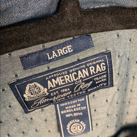 Short sleeve button down, Rounded shoulders. Large - Picture 2 of 8